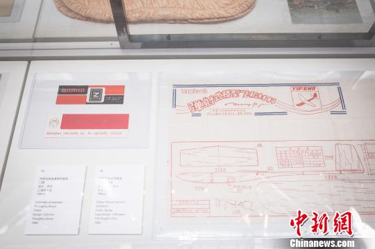 1980年的彈射式模型飛機(jī)材料等老物件展示。　徐銀 攝