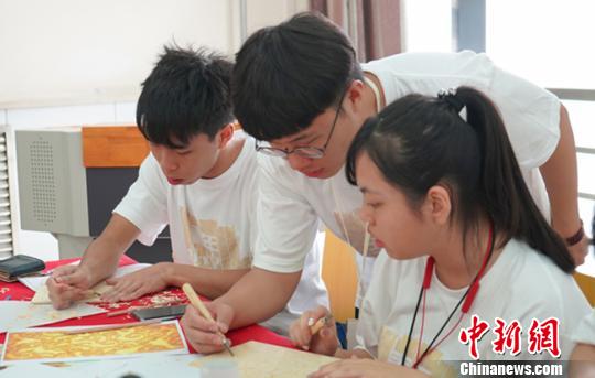 圖為營員制作敦煌主題木板刻畫?！∩杏⒎?攝