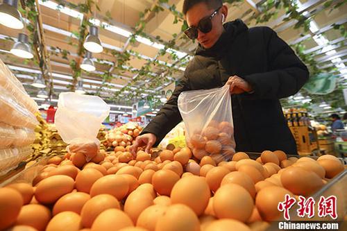 資料圖：山西太原一超市內(nèi)，顧客正在選購雞蛋。<a target='_blank' href='http://www.chinanews.com/'>中新社</a>記者 張云 攝