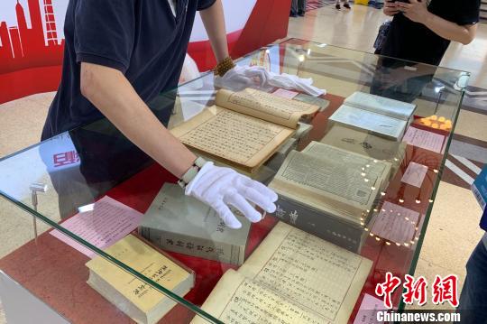 作為書展首日的“特別福利”，讀者可戴上白色手套，近距離觸摸感受珍貴的《辭海》第一版底稿。　王笈 攝