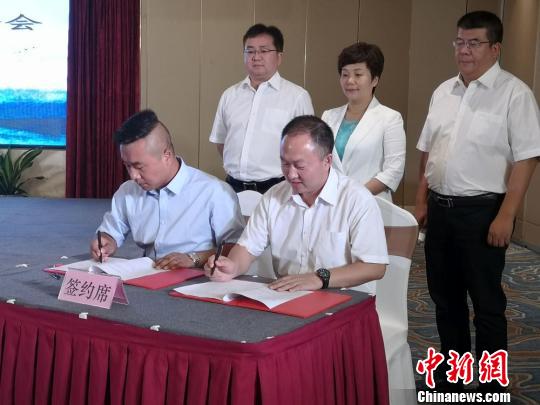 當(dāng)天，廣元市還舉行了招商引資和文化旅游推介會(huì)。會(huì)上廣元市文旅集團(tuán)與甘肅藍(lán)天國際旅行社簽訂戰(zhàn)略合作協(xié)議，將推動(dòng)廣元、蘭州文化旅游目的地健康、持續(xù)、穩(wěn)定發(fā)展。　杜萍 攝