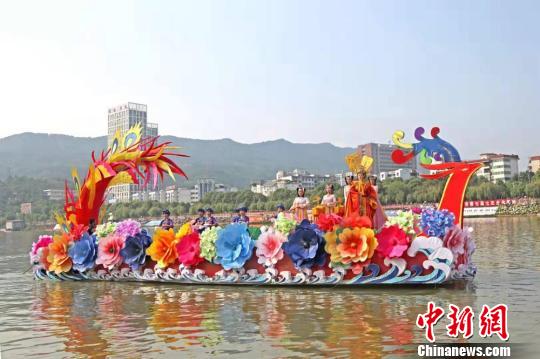 參加鳳舟賽的競(jìng)技人員全部為女性，所有船頭、船身設(shè)計(jì)均以鳳凰為圖騰，并在活動(dòng)舉辦中融入了彩船巡游、萬人山歌對(duì)唱、川北嗩吶等民俗表演和水上趣味活動(dòng)等內(nèi)容，既展示廣元“女皇故里”文化傳承，又彰顯當(dāng)代廣元女性風(fēng)采。(資料圖) 廣元市委宣傳部供圖 攝