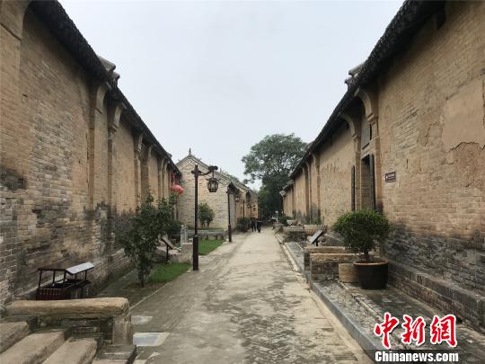 魏家坡古街兩側(cè)，清代民宅依次排開?！№n章云 攝