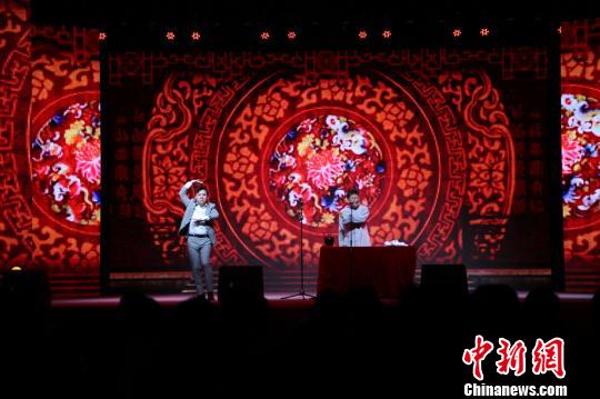 演出現(xiàn)場(chǎng)?！￡惼G迪 攝