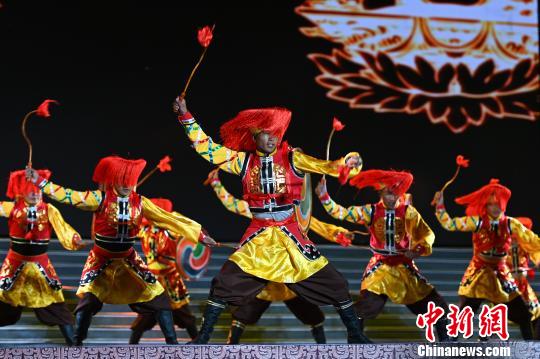 圖為開幕式晚會現(xiàn)場獨具藏民族特色的表演?！『闻罾?攝