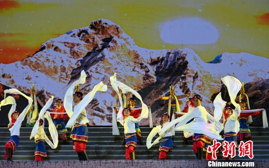 圖為開幕式晚會現(xiàn)場獨具藏民族特色的表演。　何蓬磊 攝