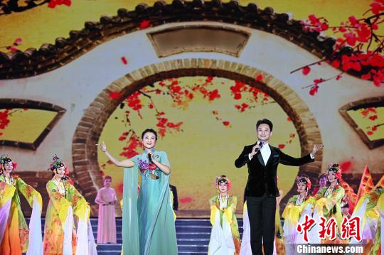 圖為開幕式晚會現(xiàn)場，湖北演員在表演戲曲節(jié)目。　何蓬磊 攝