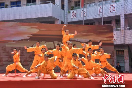 泉州少林寺武僧團展現(xiàn)“少林雄風”?！￡慅埳?攝