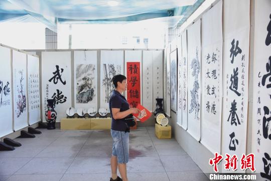 “養(yǎng)心觀德”文化藝術展展出眾多名家字畫，詮釋“文武雙全”?！￡慅埳?攝