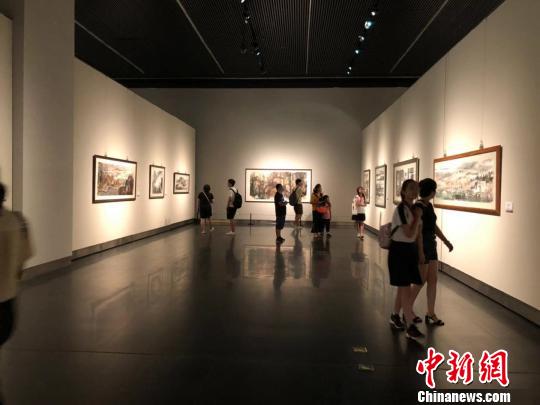 18日，“云月八千里——江明賢墨彩巡回展”在位于南京的江蘇省美術(shù)館新館開展?！≈鞎苑f 攝