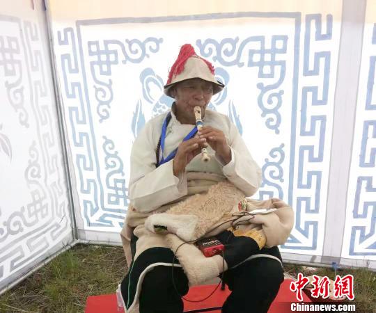 圖為瑪曲縣非遺彈唱藝術(shù)?！＄娦?攝