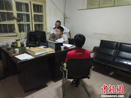 圖為執(zhí)法人員對當(dāng)事人進行詢問調(diào)查。撫仙湖管理局供圖