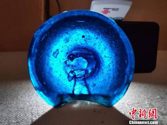 圖為發(fā)掘出土的隨葬品：與草原絲綢之路相關(guān)的玻璃器。連吉林供圖