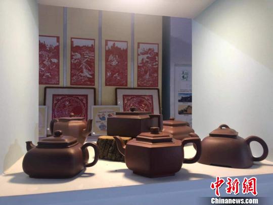 目前，鄉(xiāng)寧縣已培育紫砂文創(chuàng)企業(yè)8家。圖為當(dāng)?shù)仄髽I(yè)制作的紫砂壺。　李庭耀 攝