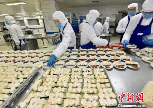 2017年上海機(jī)場口岸日航班起降近800架次，日均配制航空餐食超過10萬份?！≤窡?攝