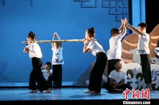 鄉(xiāng)村孩子們在首都舞臺上呈現(xiàn)精彩演出。供圖