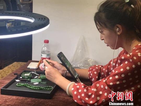 9月1日，第十屆碧玉文化旅游節(jié)暨首屆鄉(xiāng)村文化旅游季開幕式上。網(wǎng)紅直播線上銷售?！√账┛?攝