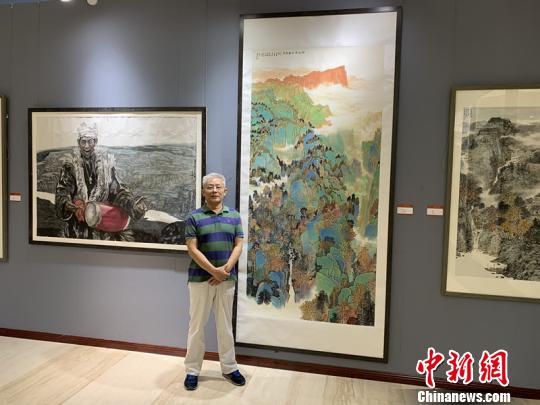 圖為四川師范大學(xué)美術(shù)學(xué)院教授、中國致公畫院副院長程峰介紹作品《綠水青山著風(fēng)流》?！⊥跫吴?攝