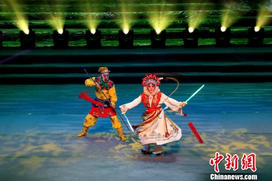 圖為當(dāng)日演出現(xiàn)場(chǎng)?！∠默?攝