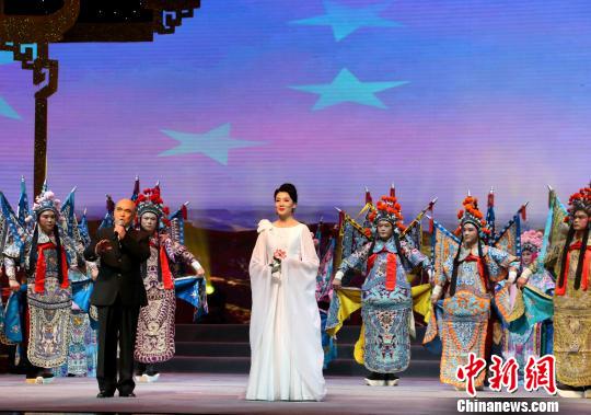圖為京黃交響《中國舞臺(tái)》表演?！∠默?攝