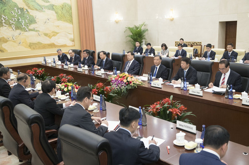 9月4日，全國(guó)政協(xié)主席汪洋在北京全國(guó)政協(xié)禮堂會(huì)見參加“凝心聚力、增進(jìn)共識(shí)——中國(guó)、朝鮮、越南、老撾統(tǒng)一戰(zhàn)線組織專題研討會(huì)”的外方代表團(tuán)。