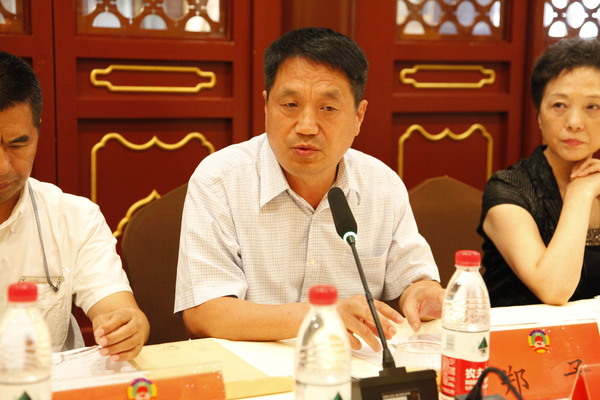 中央新影微電影部主任、作家鄭子在議政會(huì)上發(fā)言