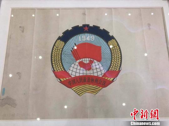 張仃親筆手繪的中國(guó)人民政治協(xié)商會(huì)議會(huì)徽原畫(huà)稿。　李庭耀 攝