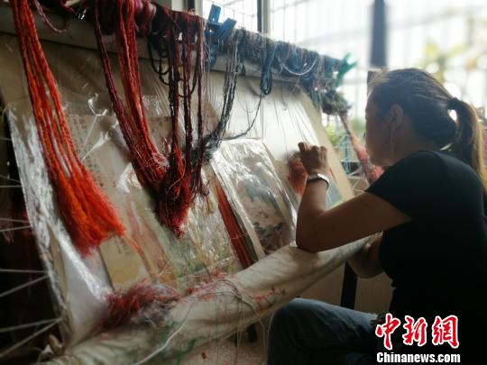曾經坐在繃架前一心刺繡不問世事的繡娘們也開始走出繡房，接觸市場。　鐘升 攝