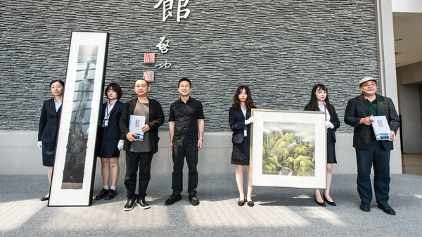 蘇州美術(shù)館館長(zhǎng)向樂震文、陸春濤頒發(fā)收藏證書