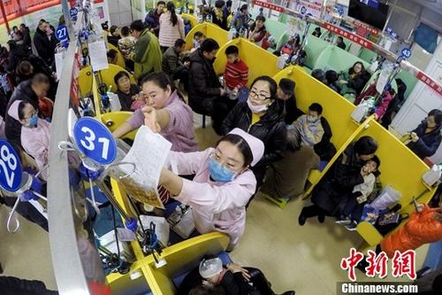 資料圖：患者在醫(yī)院就診。中新社記者 韋亮 攝
