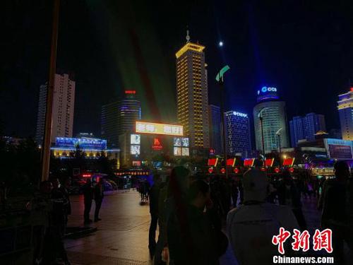 圖為廣場(chǎng)上“老師您好”格外醒目?！●R銘言 攝