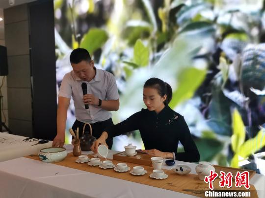 圖為，在慶祝新中國成立70周年外國專家座談會暨駐濟外國人才中秋節(jié)沙龍觀上，茶藝表演者在表演茶藝?！O宏瑗 攝