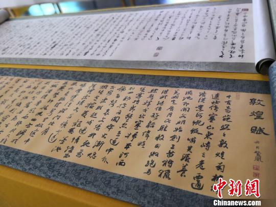 王淑萍收藏的來自全國各地書法愛好者抄寫的經(jīng)書。　丁思 攝