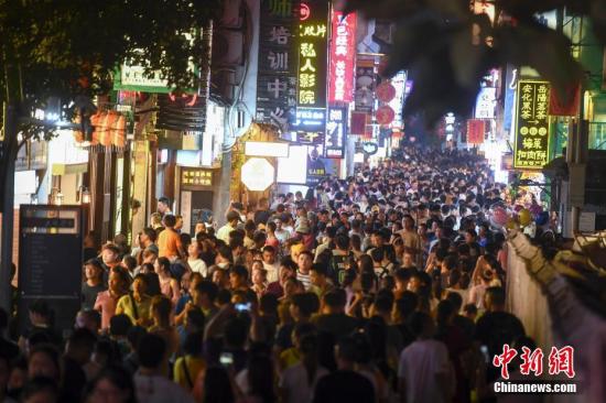 資料圖：湖南長(zhǎng)沙太平老街人山人海，夜經(jīng)濟(jì)火爆。<a target='_blank' href='http://www.chinanews.com/'>中新社</a>記者 楊華峰 攝