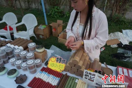 店主展示不同種類的檀香?！堨蠚g 攝
