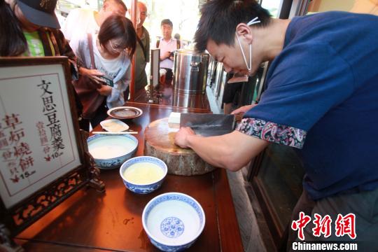 圖為揚(yáng)州廚師為游客表演淮揚(yáng)菜經(jīng)典“文思豆腐”的切制。　孟德龍 攝