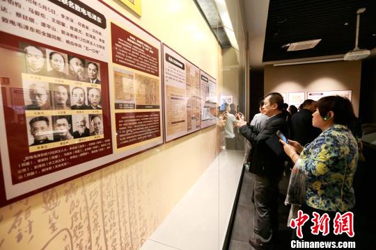 圖為民眾參觀展覽?！堖h 攝
