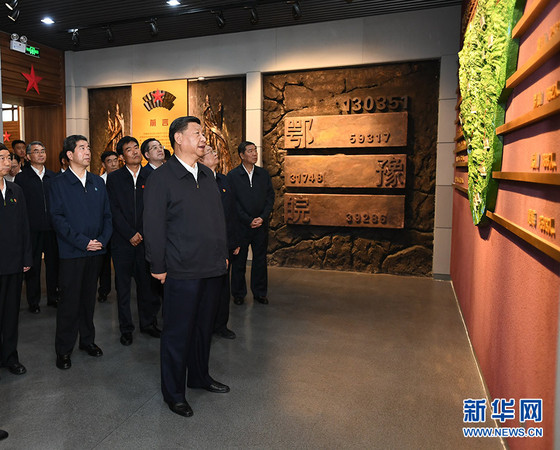 9月16日至18日，中共中央總書記、國(guó)家主席、中央軍委主席習(xí)近平在河南考察。這是16日下午，習(xí)近平來(lái)到位于信陽(yáng)市新縣的鄂豫皖蘇區(qū)首府烈士陵園，瞻仰革命烈士紀(jì)念堂。 新華社記者 謝環(huán)馳 攝
