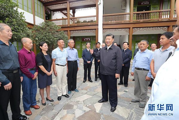 9月16日至18日，中共中央總書記、國(guó)家主席、中央軍委主席習(xí)近平在河南考察。這是16日下午，習(xí)近平在位于信陽(yáng)市新縣的鄂豫皖蘇區(qū)首府革命博物館，同當(dāng)?shù)丶t軍后代、革命烈士家屬代表親切交談。 新華社記者 鞠鵬 攝