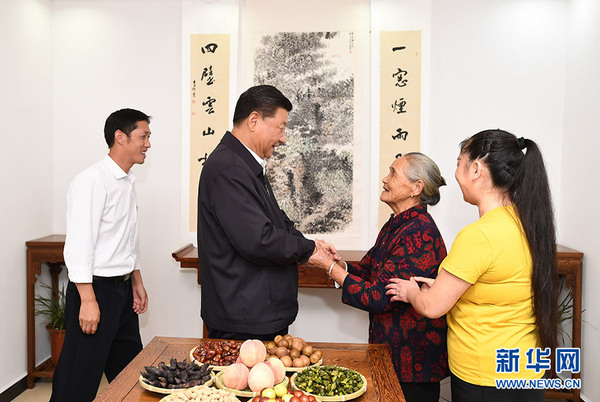 9月16日至18日，中共中央總書記、國(guó)家主席、中央軍委主席習(xí)近平在河南考察。這是16日下午，習(xí)近平在信陽(yáng)市新縣田鋪鄉(xiāng)田鋪大塆“老家寒舍”民宿店，同店主一家親切交談。 新華社記者 謝環(huán)馳 攝