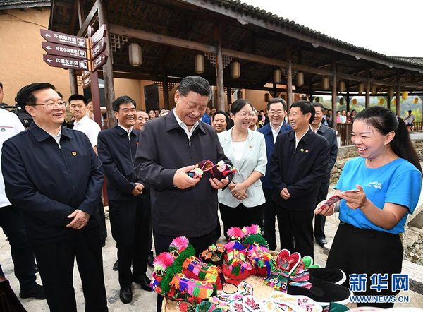 9月16日至18日，中共中央總書(shū)記、國(guó)家主席、中央軍委主席習(xí)近平在河南考察。這是16日下午，習(xí)近平在信陽(yáng)市新縣田鋪鄉(xiāng)田鋪大塆考察調(diào)研。 新華社記者 謝環(huán)馳 攝