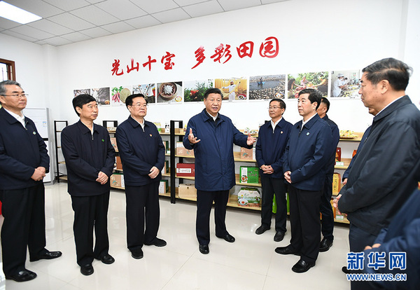 9月16日至18日，中共中央總書記、國(guó)家主席、中央軍委主席習(xí)近平在河南考察。這是17日上午，習(xí)近平在信陽(yáng)市光山縣文殊鄉(xiāng)東岳村文化接待中心，了解光山縣脫貧工作和中辦在光山縣扶貧工作情況。 新華社記者 謝環(huán)馳 攝