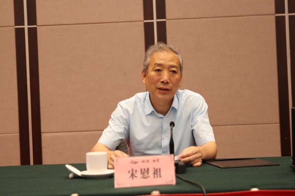 民盟中央文化委員會委員、民盟北京市委專職副主委宋慰祖?zhèn)鬟_了民盟北京市委第十二屆八次全委會議暨思想政治宣傳工作會議精神并介紹了盟市委今年的重點工作，深入講解了《如何落實中共中央統(tǒng)戰(zhàn)部和民盟中央關(guān)于民主黨派開展不忘合作初心繼續(xù)攜手前進主題教育活動》文件精神。海盟攝影