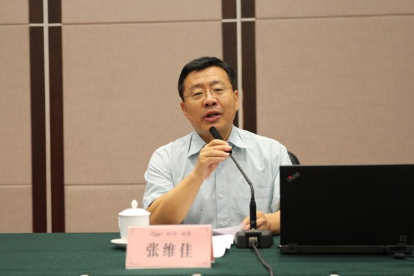 民盟中央委員、民盟海淀區(qū)委主委張維佳帶領(lǐng)大家學(xué)習了《民盟中央關(guān)于開展“不忘合作初心，繼續(xù)攜手前進”主題教育活動的決定》、《民盟北京市委關(guān)于進一步加強思想政治建設(shè)和宣傳工作的意見》等文件精神，提出了“創(chuàng)新形式，加強理論學(xué)習。海盟攝影