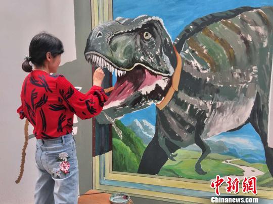 新疆一中學創(chuàng)意3D彩繪扮靚校園成新景吸引師生“打卡”（圖）
