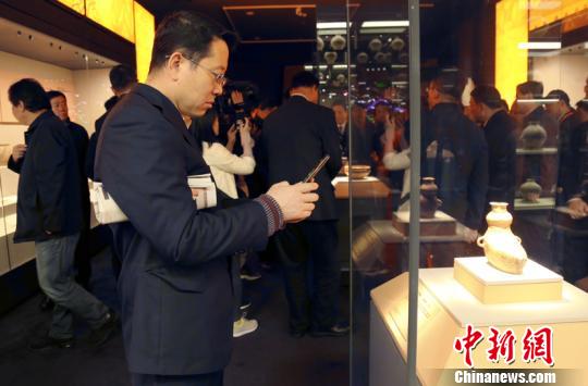 圖為民眾參觀“一帶一路”中的青海展覽?！√浦傥?攝