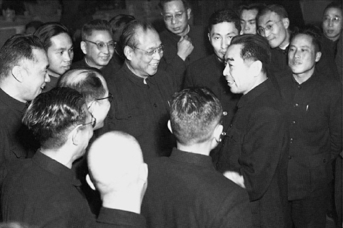 全國政協(xié)二屆一次會議期間，時任全國政協(xié)主席周恩來和政協(xié)委員親切交談。