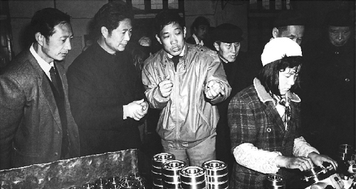 政協(xié)委員深入工礦企業(yè)調(diào)查研究。
