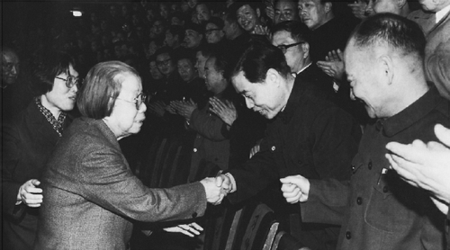 一九八六年二月二十日至二十八日，全國政協(xié)召開地方政協(xié)工作座談會。圖為鄧穎超主席接見出席會議的政協(xié)負(fù)責(zé)同志。