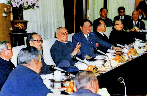 1988年3月29日，李先念等與各民主黨派中央、全國(guó)工商聯(lián)主要負(fù)責(zé)人、無(wú)黨派人士座談。